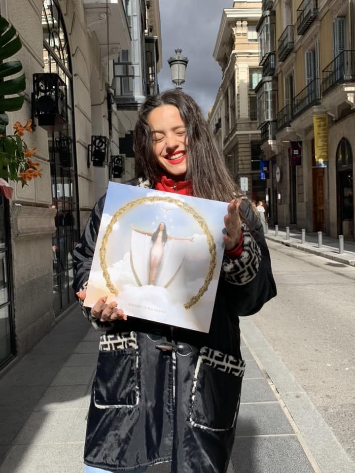 Lee más sobre el artículo De Taylor Swift a Bad Bunny: cómo los artistas modernos revivieron el vinilo